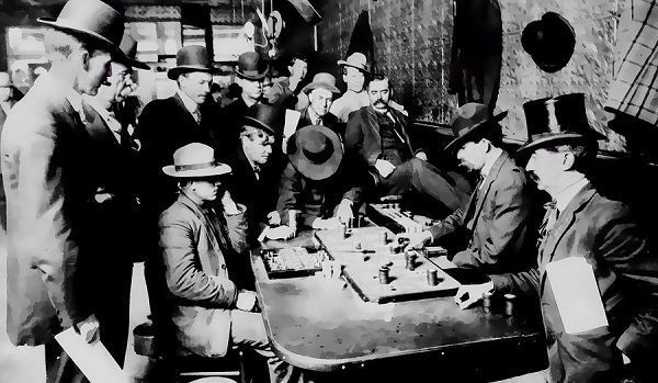Poker ano 1900: nas mesas sentam-se senhores Poker ano 1900: nas mesas sentam-se senhores