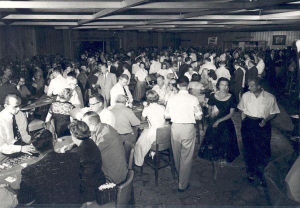 Poker anos 50: ao jogo se juntam senhoras Poker anos 50: ao jogo se juntam senhoras